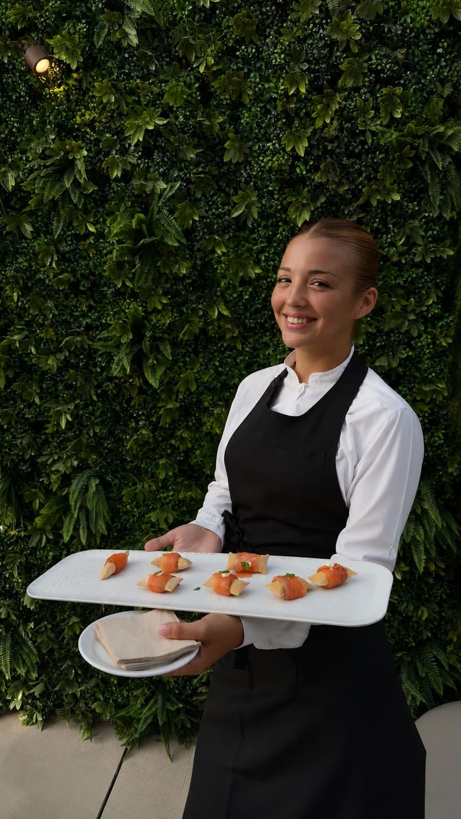 Camarera de Grupo Picolín sirviendo canapés durante un evento corporativo