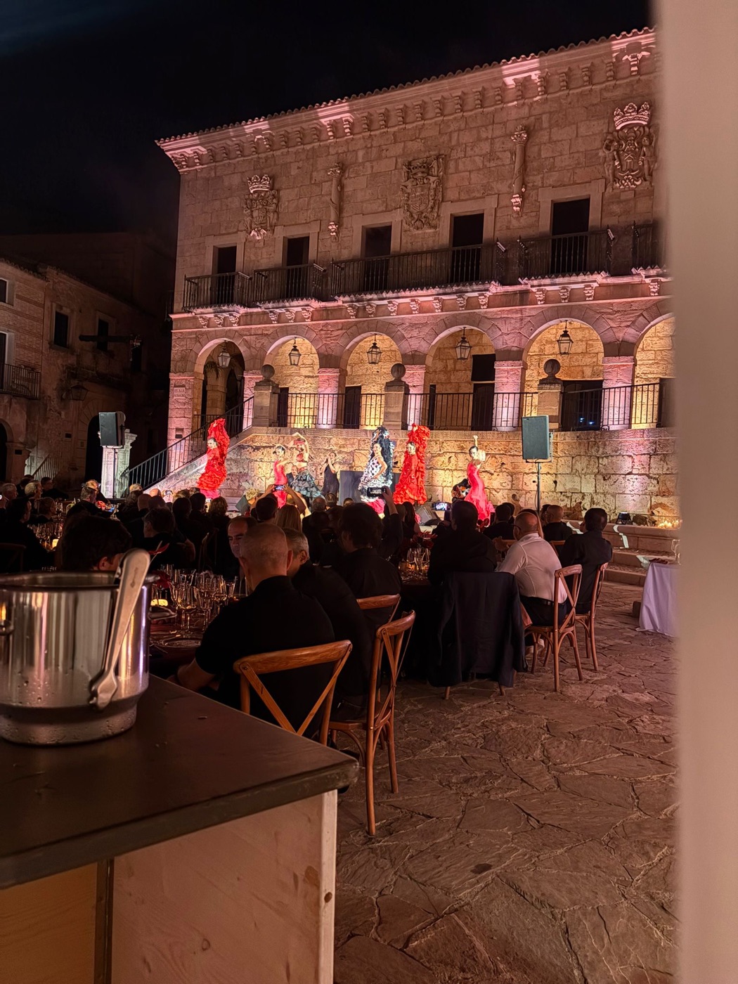 Azafatas de la agencia Grupo Picolín atendiendo a invitados en un evento en Barcelona