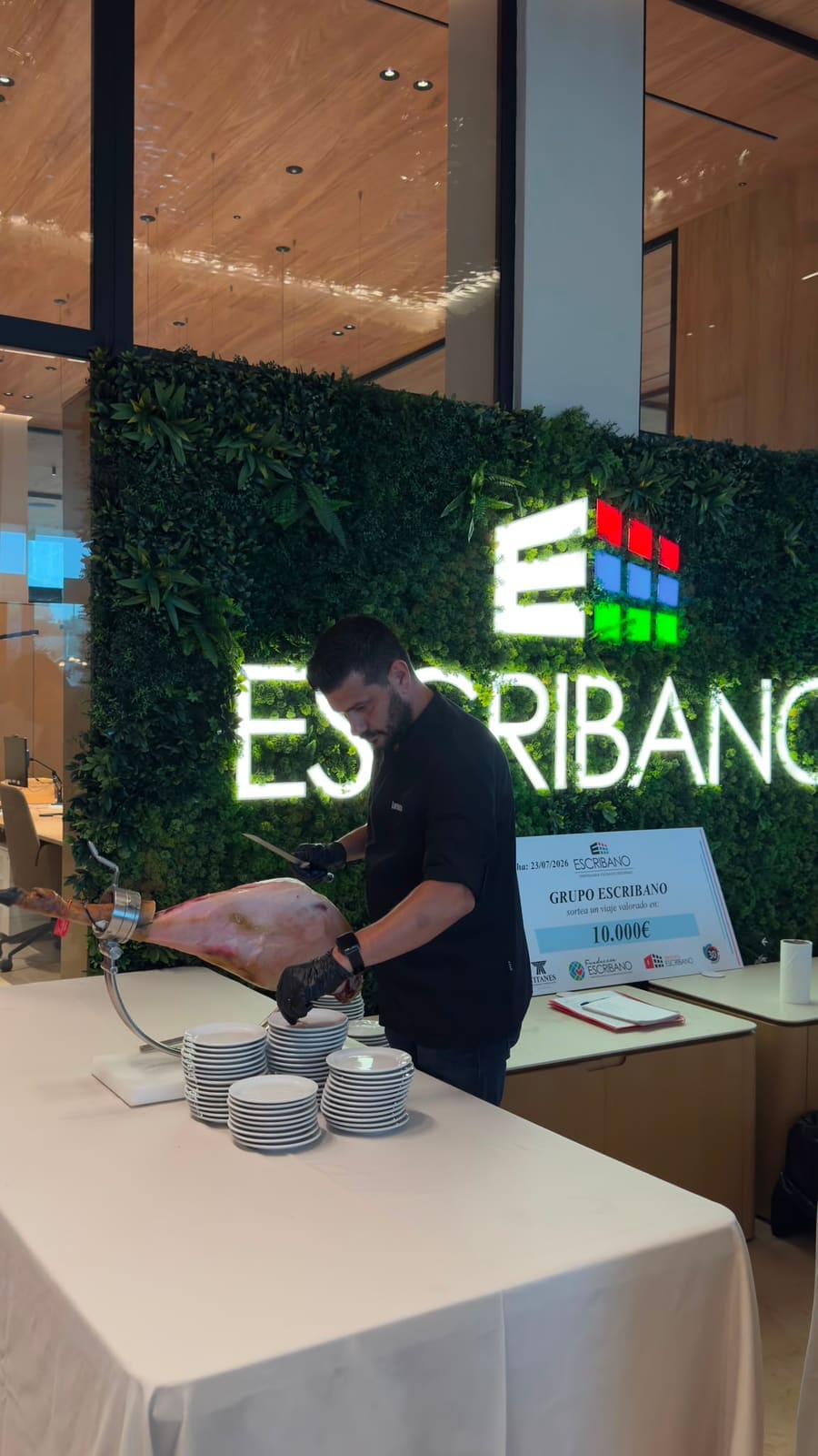 Servicio de hospitality de Grupo Picolín con corte de jamón en un evento corporativo