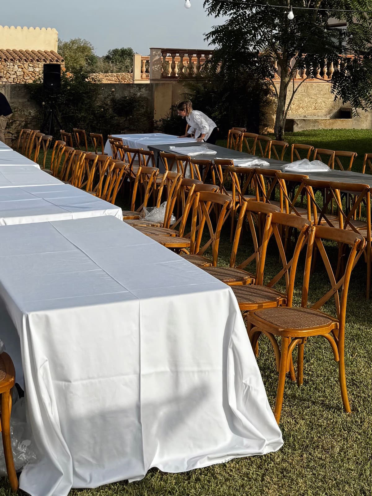 Equipo de Grupo Picolín montando un stand antes de la apertura de una feria