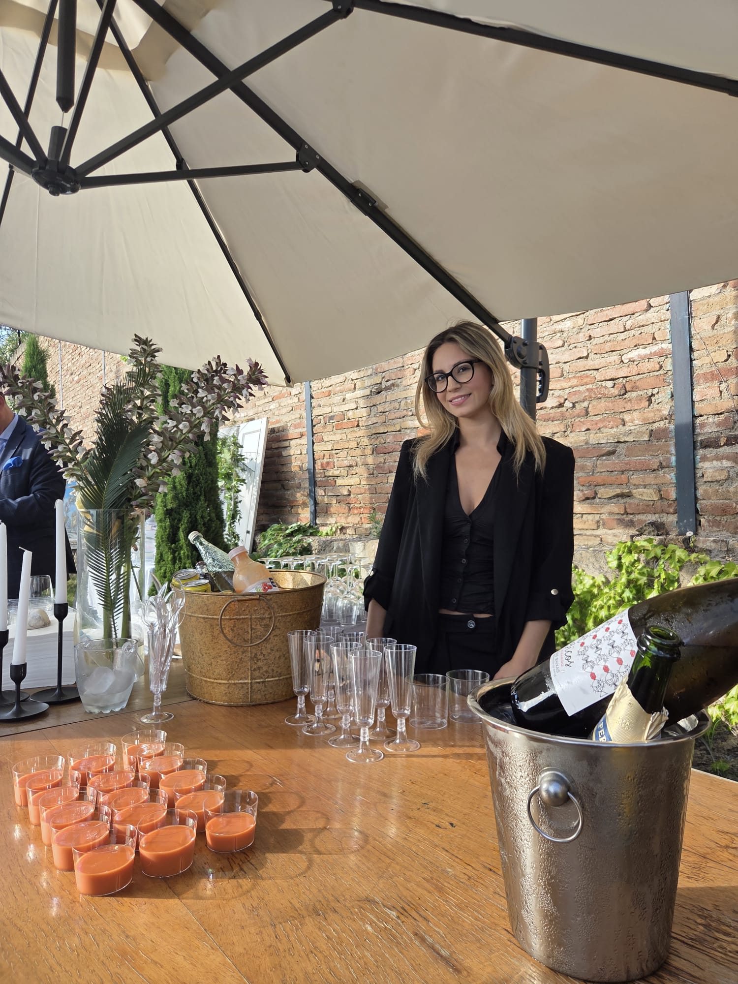 Equipo de azafatas de la agencia Grupo Picolín en la recepción de un evento corporativo