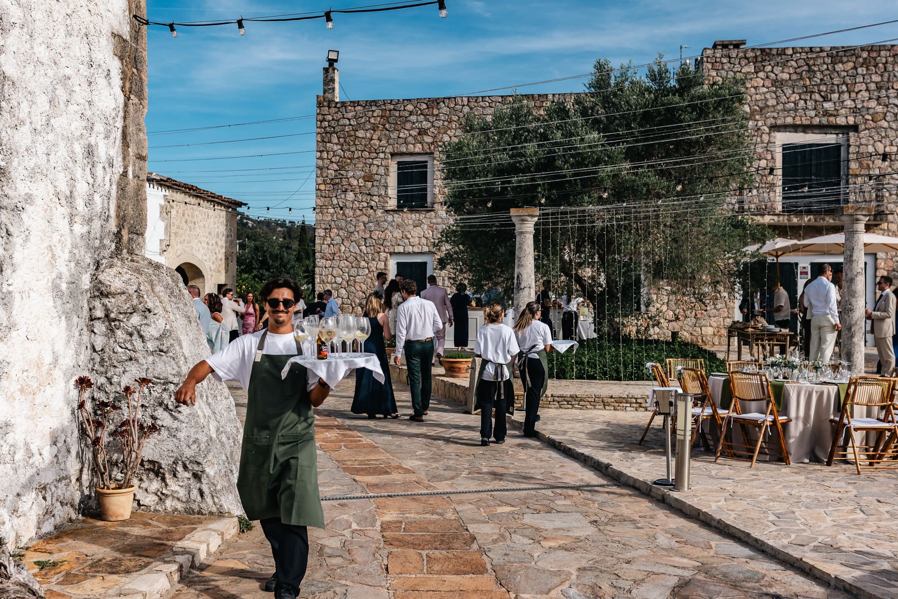 Bartender preparando cócteles en una fiesta privada en Ibiza
