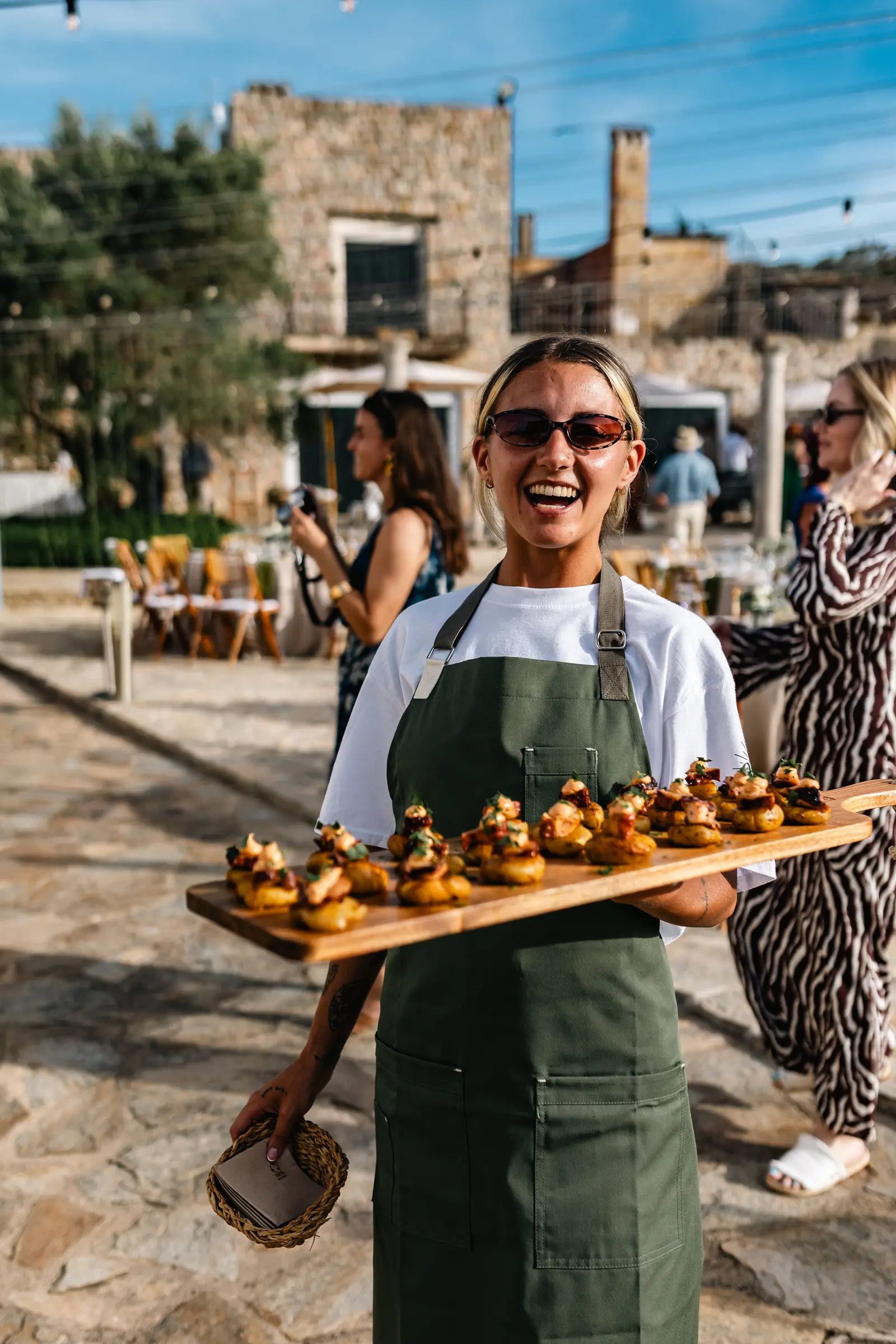 Camarera de Grupo Picolín sirviendo canapés en una boda