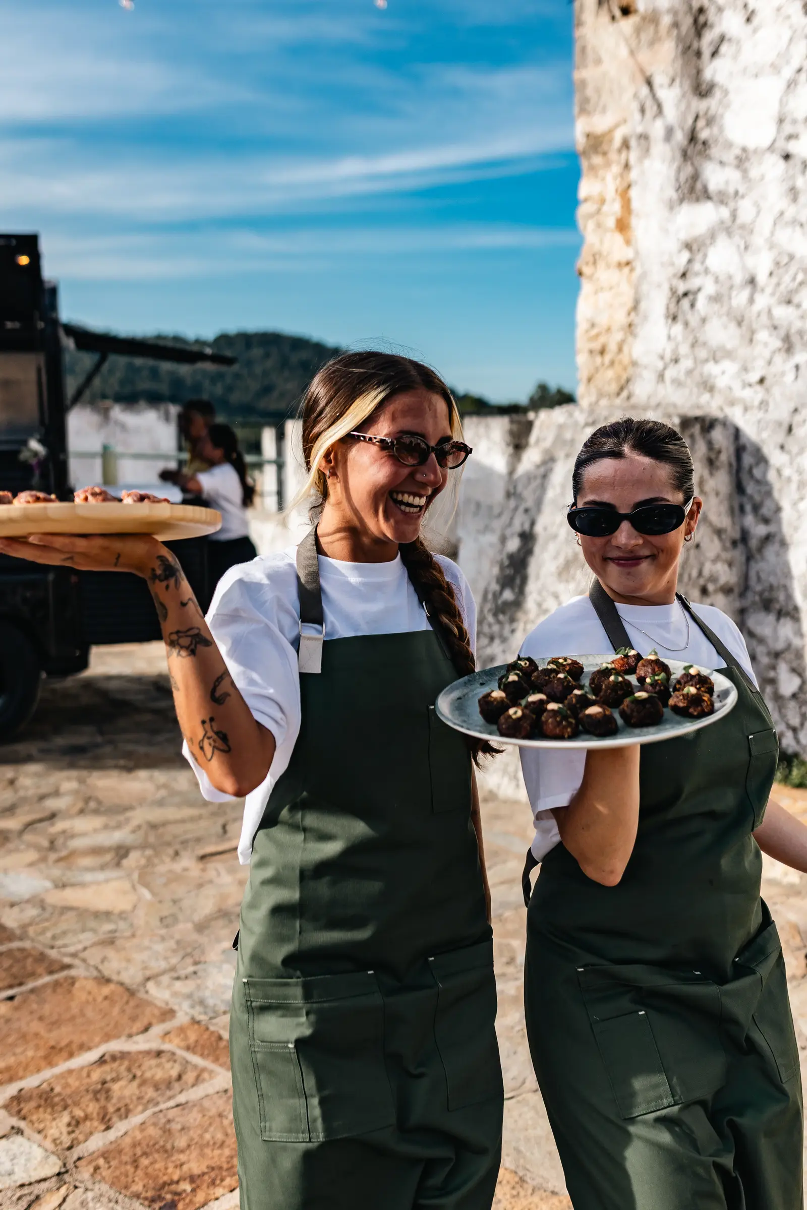 Camareras con bandejas de canapés en una boda