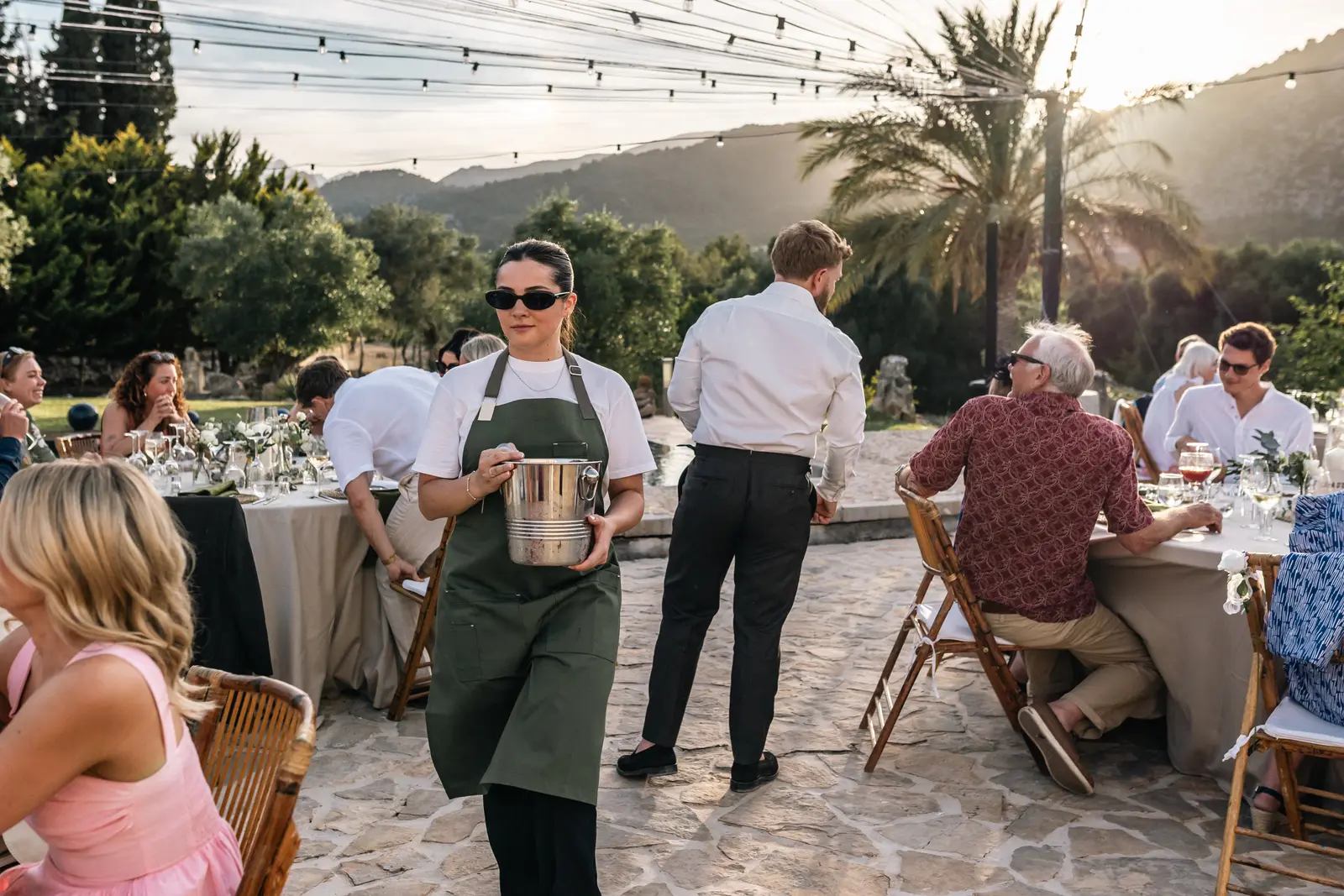 Camareras sirviendo en una cena de catering al aire libre
