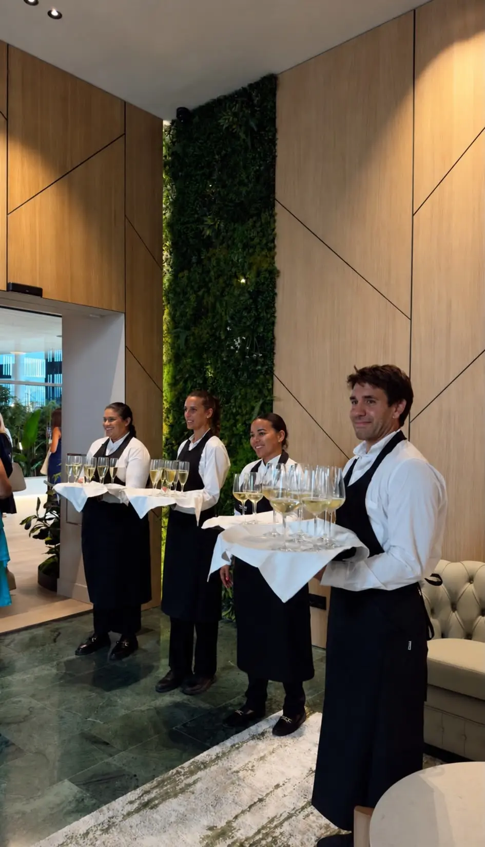 Camareros con bandejas de cava en un evento de empresa