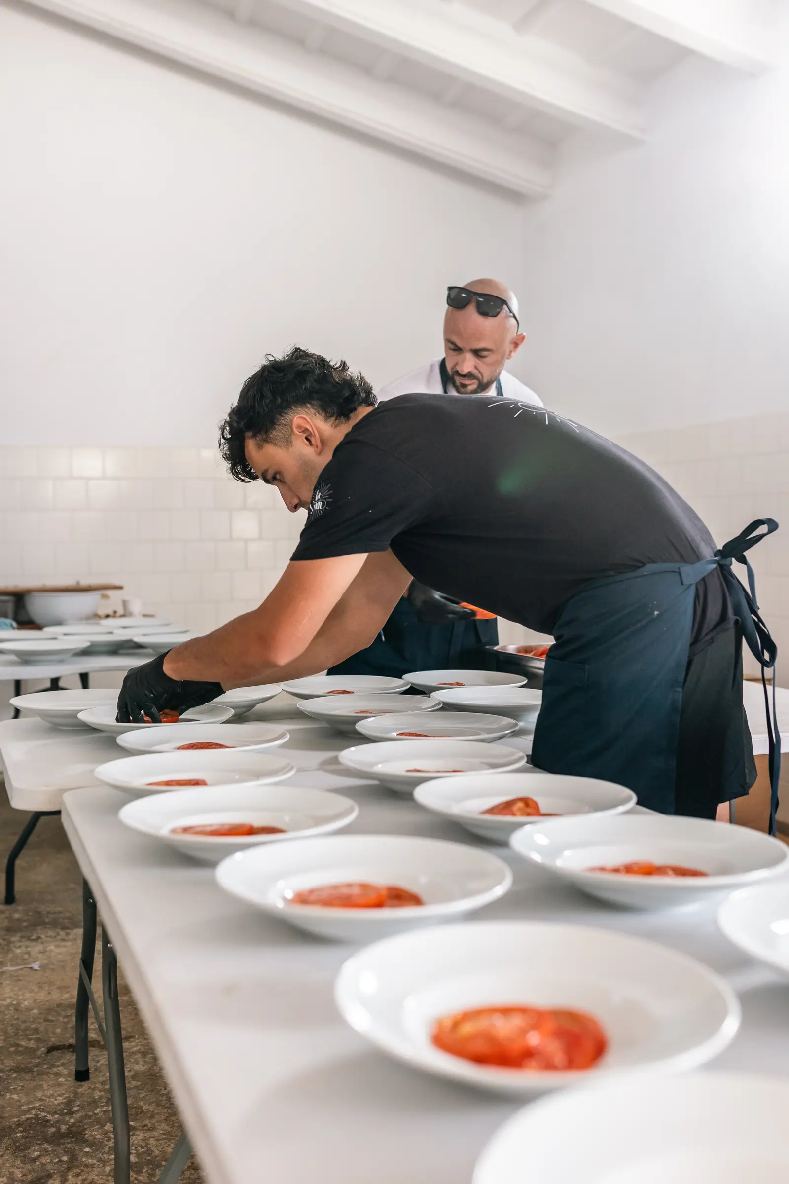 Pase de platos en la cocina de un evento